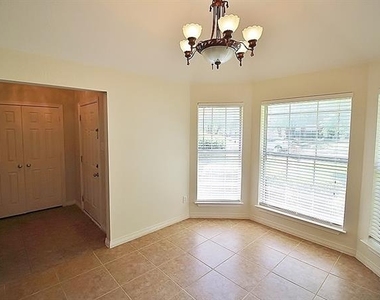 809 Foxwood Lane - Photo Thumbnail 3