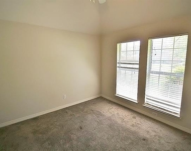 809 Foxwood Lane - Photo Thumbnail 19