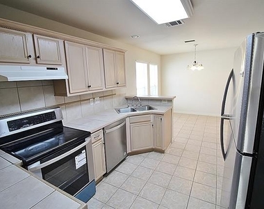 809 Foxwood Lane - Photo Thumbnail 5