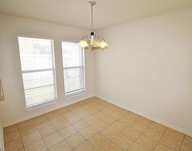 809 Foxwood Lane - Photo Thumbnail 7