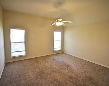809 Foxwood Lane - Photo Thumbnail 14