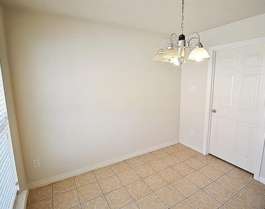 809 Foxwood Lane - Photo Thumbnail 8