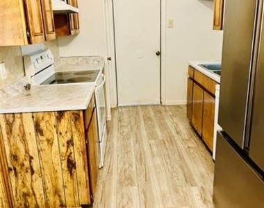 601 Bentwood Drive - Photo Thumbnail 4