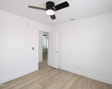 15019 N 100th Way - Photo Thumbnail 16