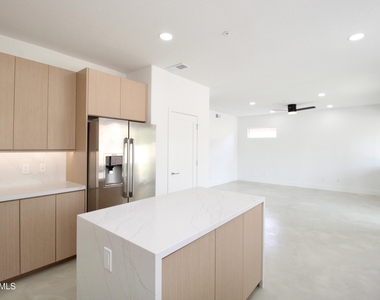 15019 N 100th Way - Photo Thumbnail 4
