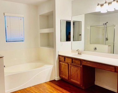 1704 S Falcon Drive - Photo Thumbnail 5