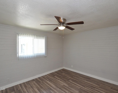 6044 N 21st Avenue - Photo Thumbnail 11