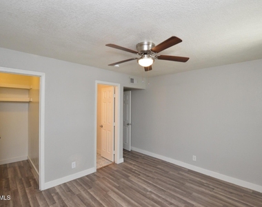 6044 N 21st Avenue - Photo Thumbnail 12