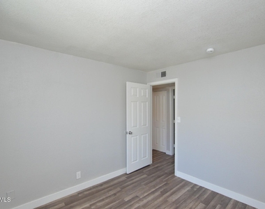6044 N 21st Avenue - Photo Thumbnail 10