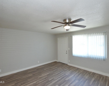 6044 N 21st Avenue - Photo Thumbnail 6