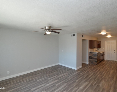 6044 N 21st Avenue - Photo Thumbnail 4