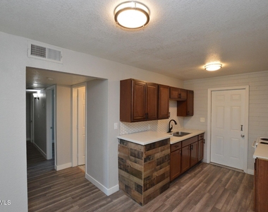 6044 N 21st Avenue - Photo Thumbnail 2