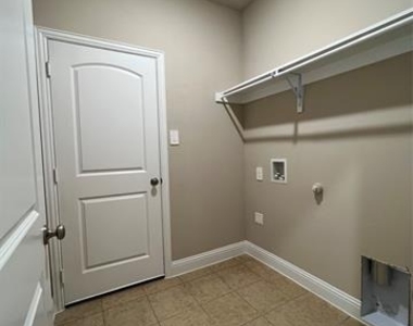 639 Comal Drive - Photo Thumbnail 16