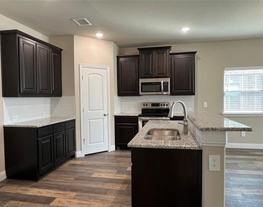 639 Comal Drive - Photo Thumbnail 2