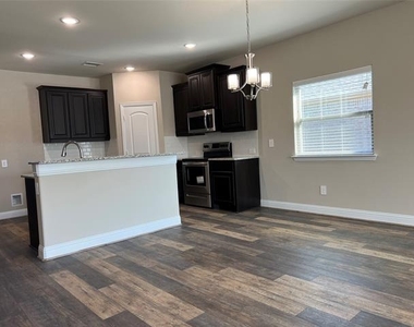 639 Comal Drive - Photo Thumbnail 5