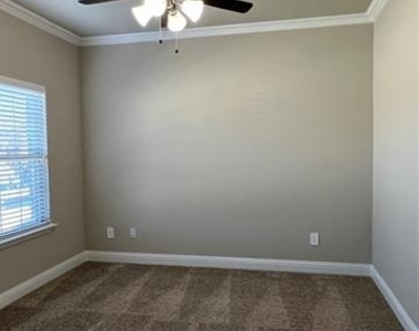 639 Comal Drive - Photo Thumbnail 8