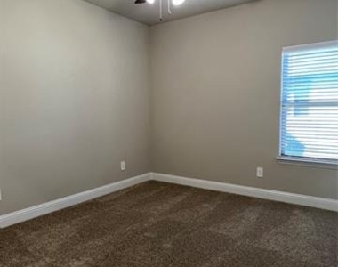 639 Comal Drive - Photo Thumbnail 14