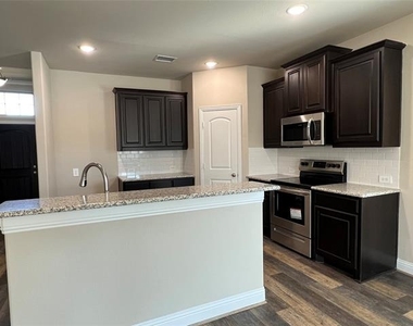 639 Comal Drive - Photo Thumbnail 4