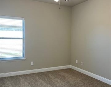 639 Comal Drive - Photo Thumbnail 13