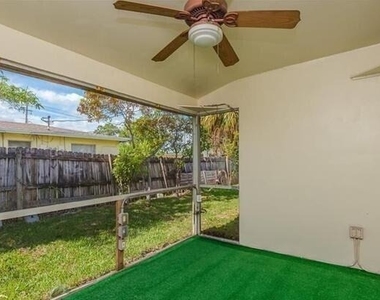 2061 Ne 25th Avenue - Photo Thumbnail 2