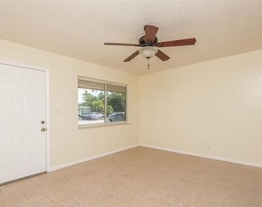2061 Ne 25th Avenue - Photo Thumbnail 3