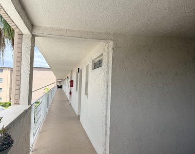 2601 Ne 3rd Court - Photo Thumbnail 2