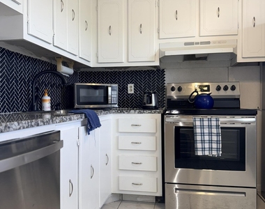 2601 Ne 3rd Court - Photo Thumbnail 4