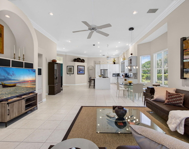 1048 Diamond Head Way - Photo Thumbnail 12