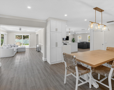 135 Se 28th Court - Photo Thumbnail 15
