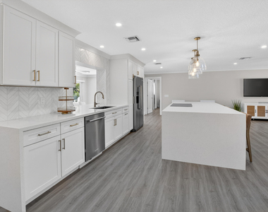 135 Se 28th Court - Photo Thumbnail 2