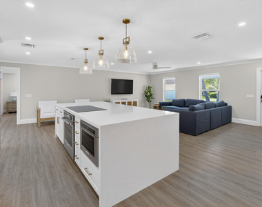 135 Se 28th Court - Photo Thumbnail 10