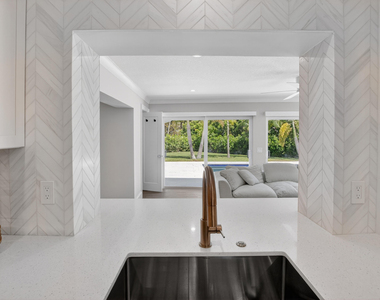 135 Se 28th Court - Photo Thumbnail 13