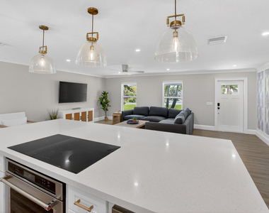 135 Se 28th Court - Photo Thumbnail 8