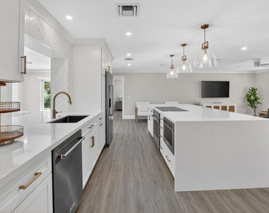 135 Se 28th Court - Photo Thumbnail 5