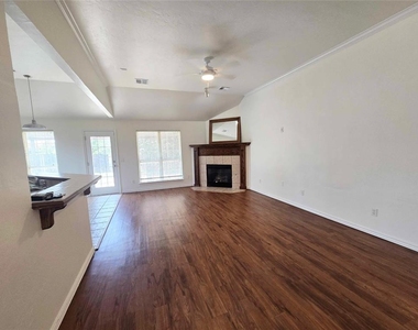 16001 Korie Drive - Photo Thumbnail 4