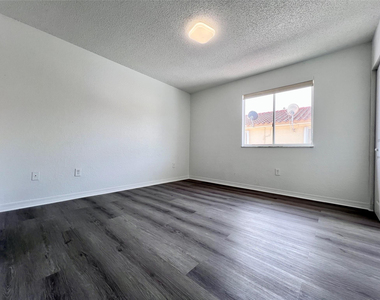519 W 68th Street - Photo Thumbnail 9