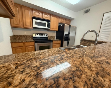 231 Sw Palm Drive - Photo Thumbnail 6