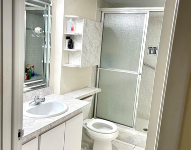 1149 Hillsboro Mile - Photo Thumbnail 10