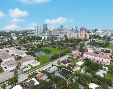 204 Ne 10th Avenue - Photo Thumbnail 2