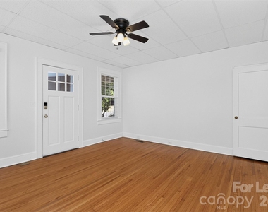 912 S York Street - Photo Thumbnail 2