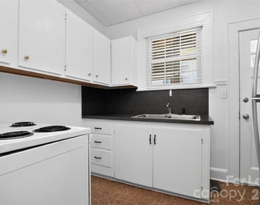 912 S York Street - Photo Thumbnail 7