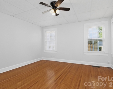 912 S York Street - Photo Thumbnail 4