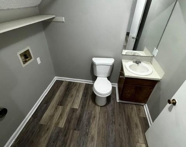 305 Kristin Lane - Photo Thumbnail 6