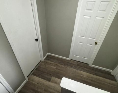 305 Kristin Lane - Photo Thumbnail 5