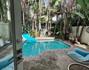 808 N Victoria Park Road - Photo Thumbnail 2