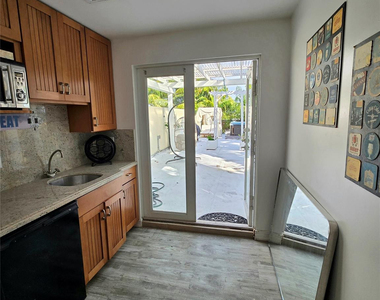 808 N Victoria Park Road - Photo Thumbnail 12