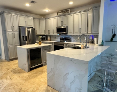 808 N Victoria Park Road - Photo Thumbnail 4