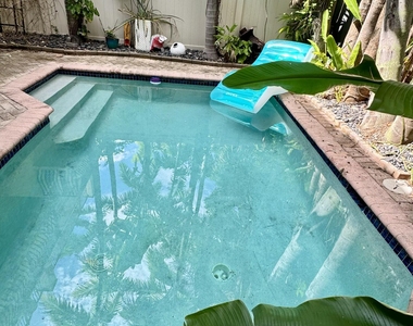 808 N Victoria Park Road - Photo Thumbnail 1