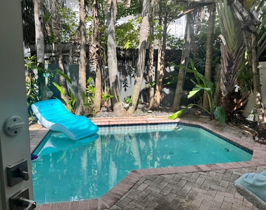 808 N Victoria Park Road - Photo Thumbnail 16