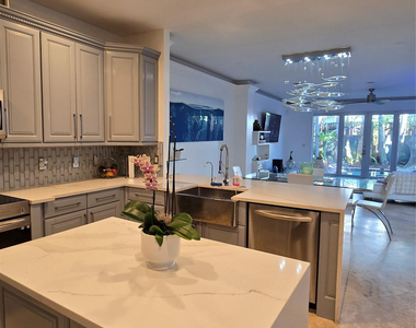 808 N Victoria Park Road - Photo Thumbnail 5